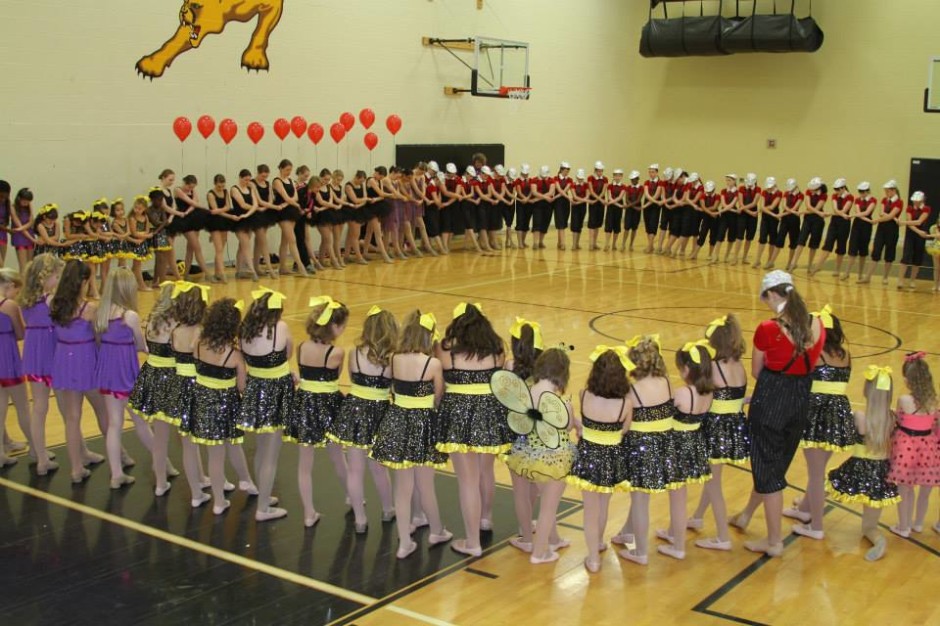 Dazzler teams praying in a circle before performance!